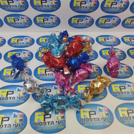 פרלינים שוקולד  במגוון צבעים.